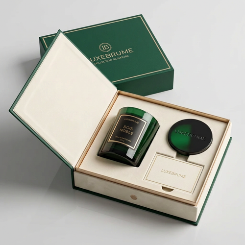 Coffret cadeau LuxeBrume vert et ivoire avec la bougie parfumée Bois Noble